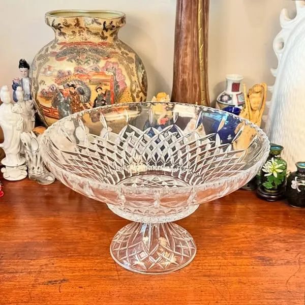 Centro de mesa em cristal com lapidação rica e detalhada.