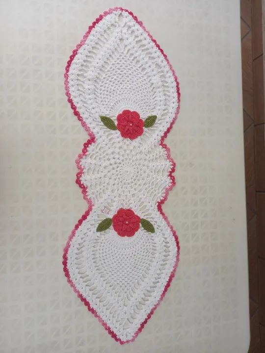 Caminho de mesa de crochê em formato de morangos - branco com flores rosas