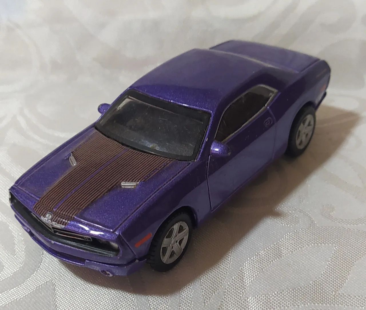 Carrinho Dodge Challenger roxo