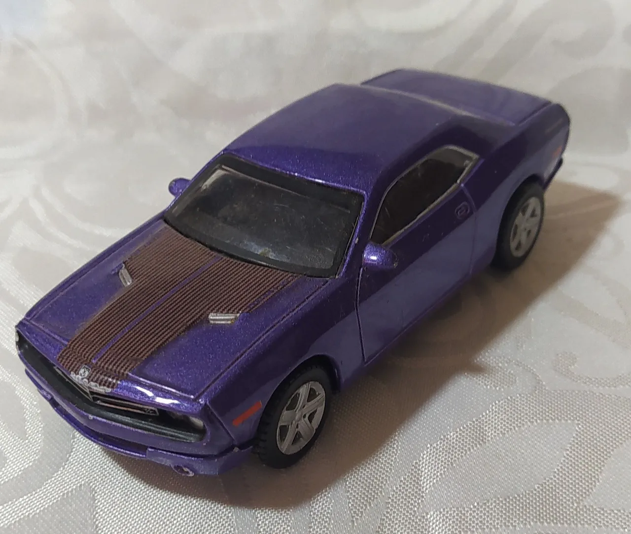 Carrinho Dodge Challenger roxo