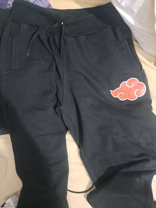 Calça de Moletom Preta com Estampa de Nuvem Vermelha