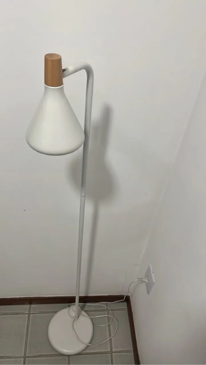 Luminária de chão branca - Foto 2