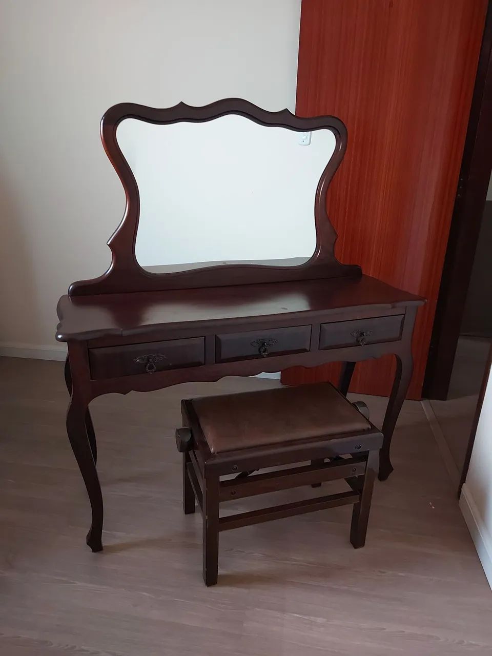 Penteadeira de madeira maciça embuia.63824085785345120