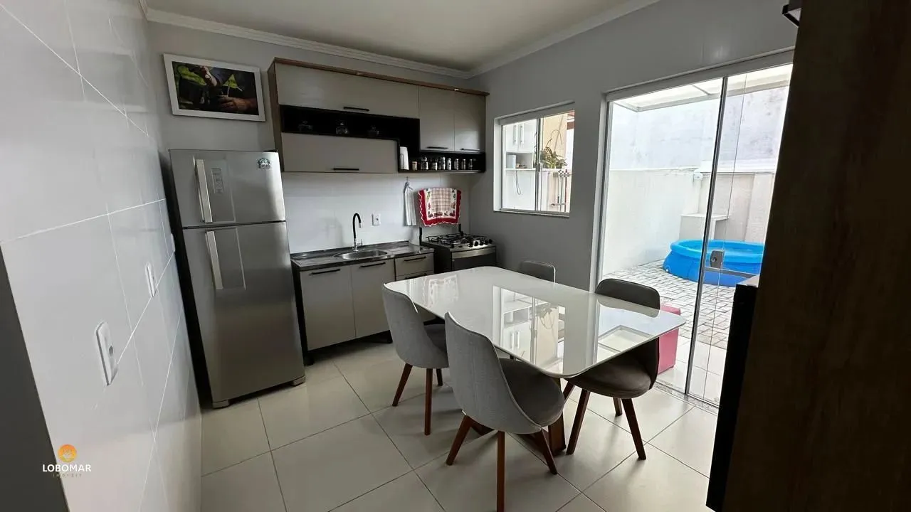Sobrado com 2 suítes no Centro de Balneário Piçarras-SC. À venda por R$549.000,0