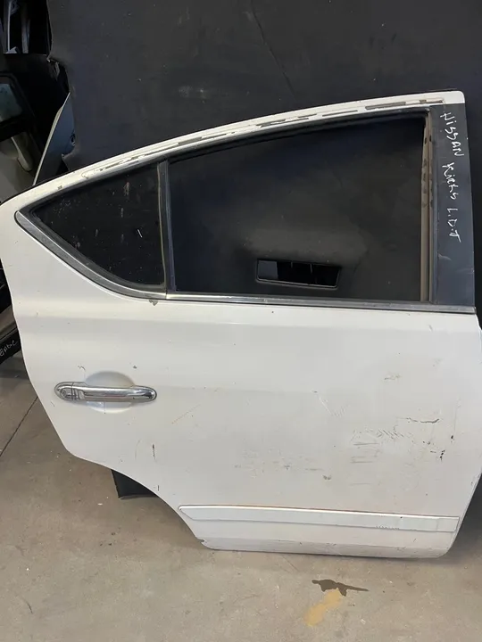 W porta traseira direita do nissan versa 