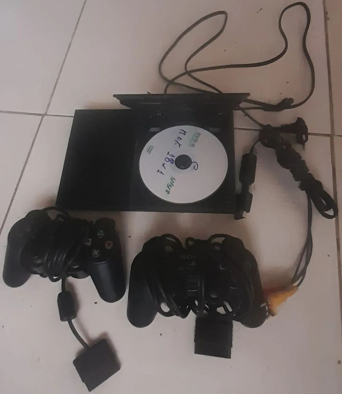 Playstation 2 com 2 controles 