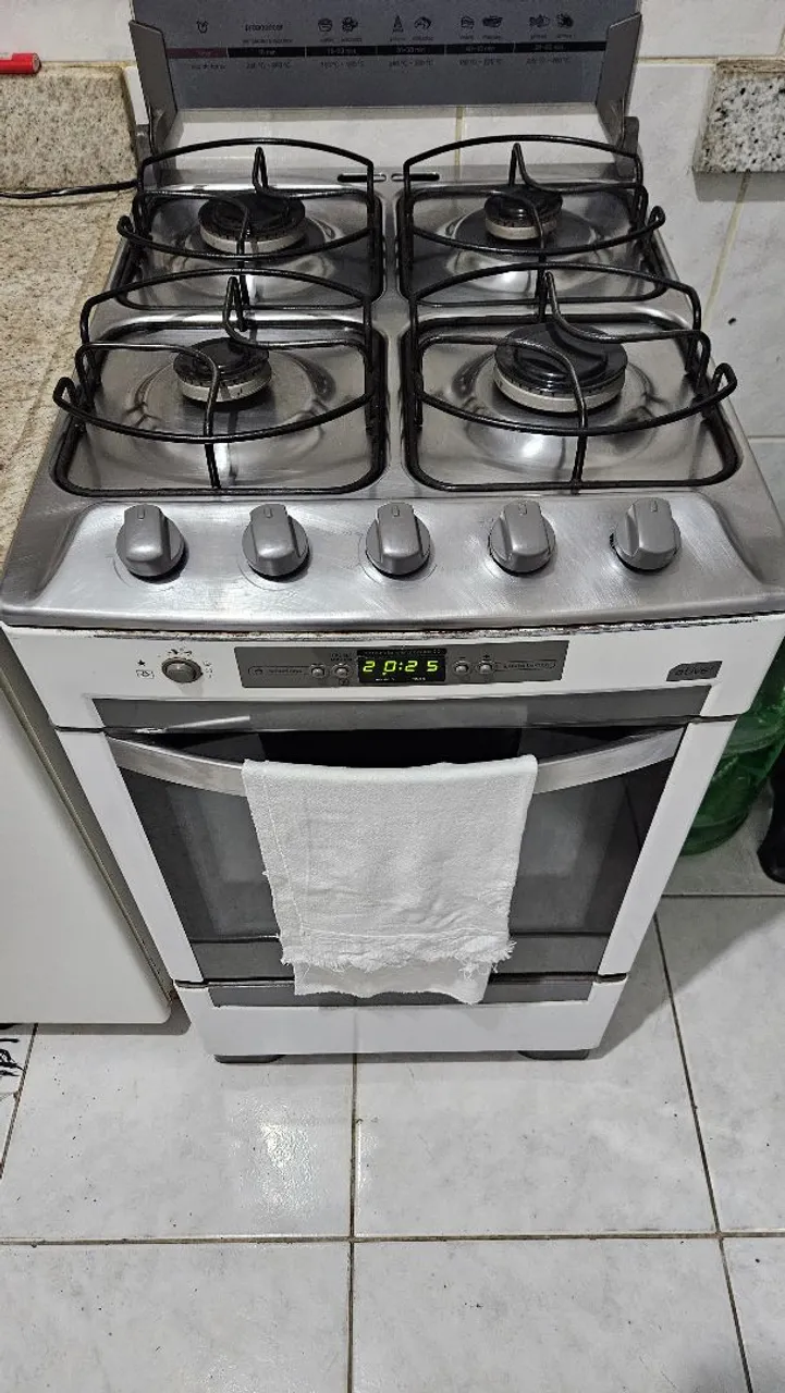 VENDE-SE FOGÃO E GUARDA ROUPA