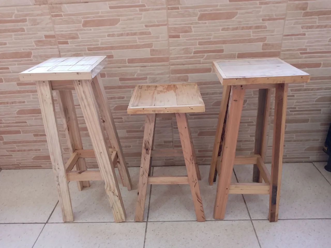 Banquetas de madeira rústicas