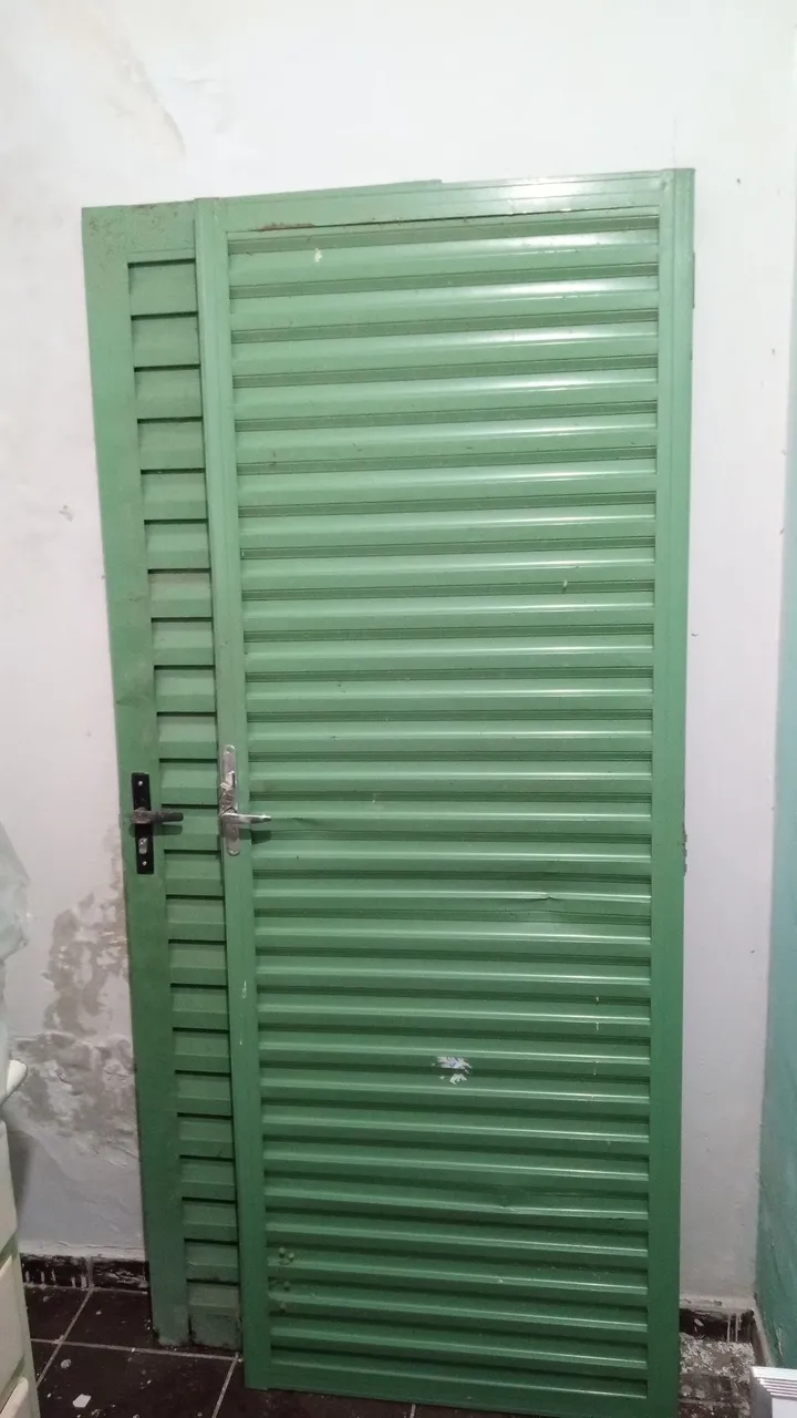 Porta de aço verde com design moderno