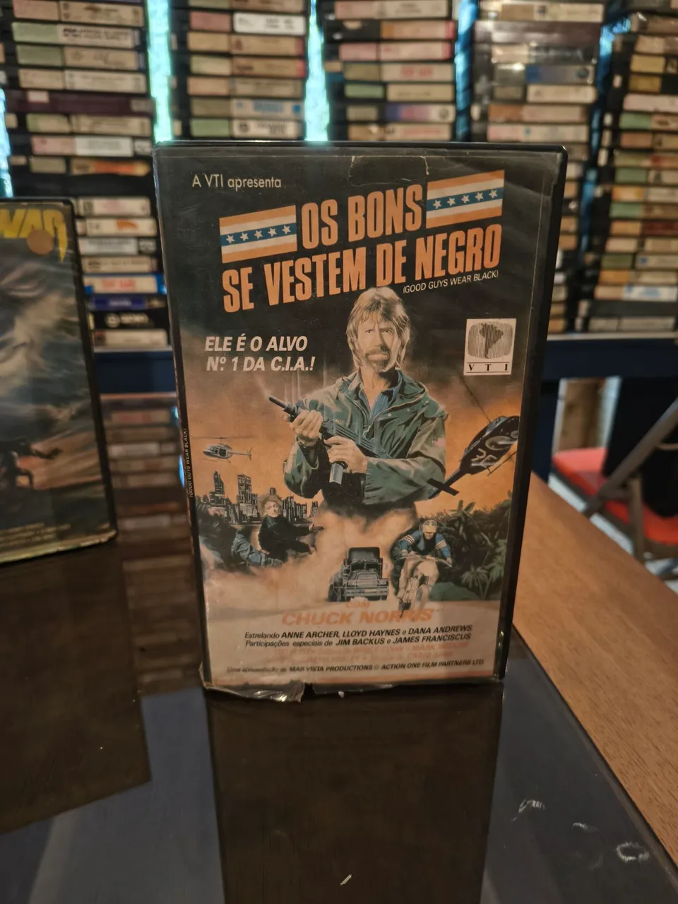 Fita VHS Os Bons Se Vestem de Negro - Chuck Norris