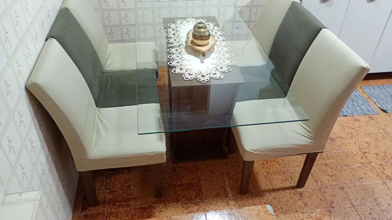 Mesa de jantar com tampo de vidro