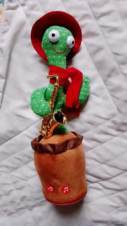 Boneco de Pelúcia Cacto Músico com Saxofone