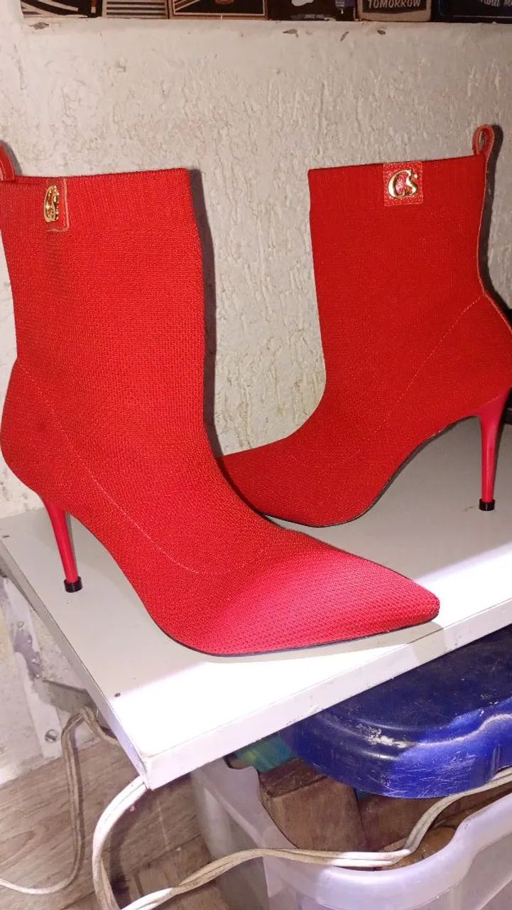 Bota com salto fino elegante 
