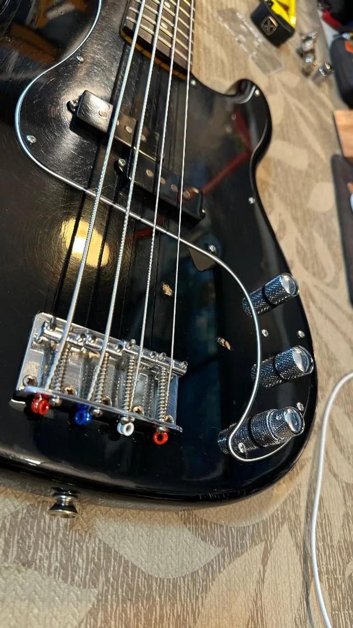 baixo squier california