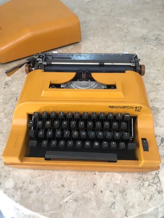 Máquina de escrever Remington 12 amarela