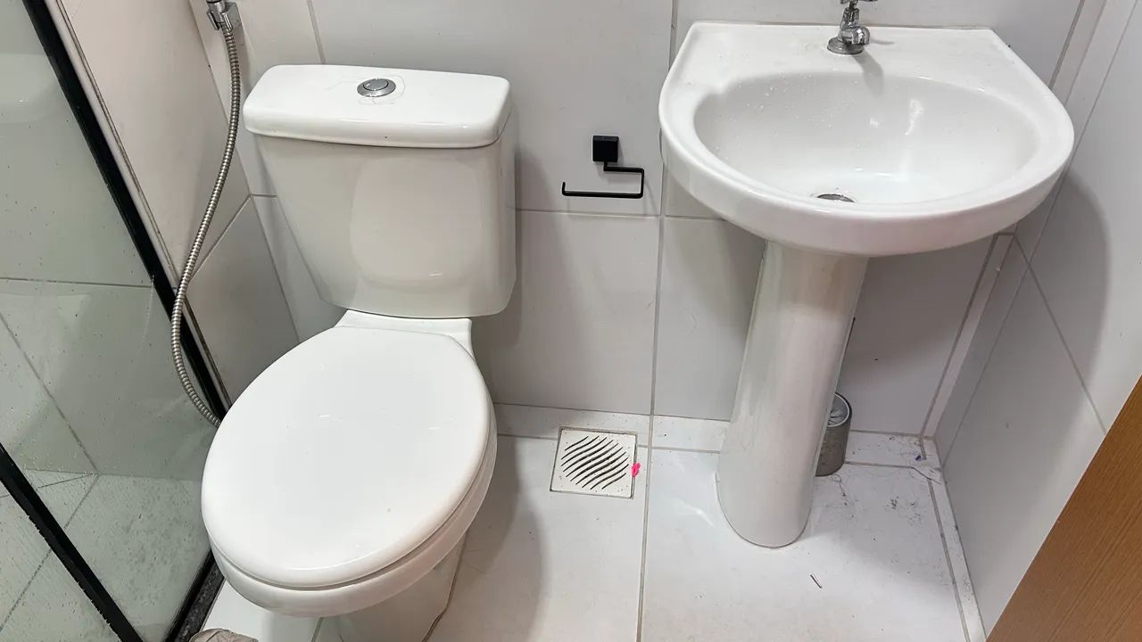 Vaso sanitário acoplado com pia de coluna