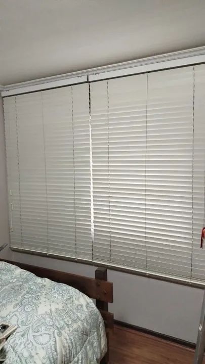 Persiana horizontal lâmina de madeira.