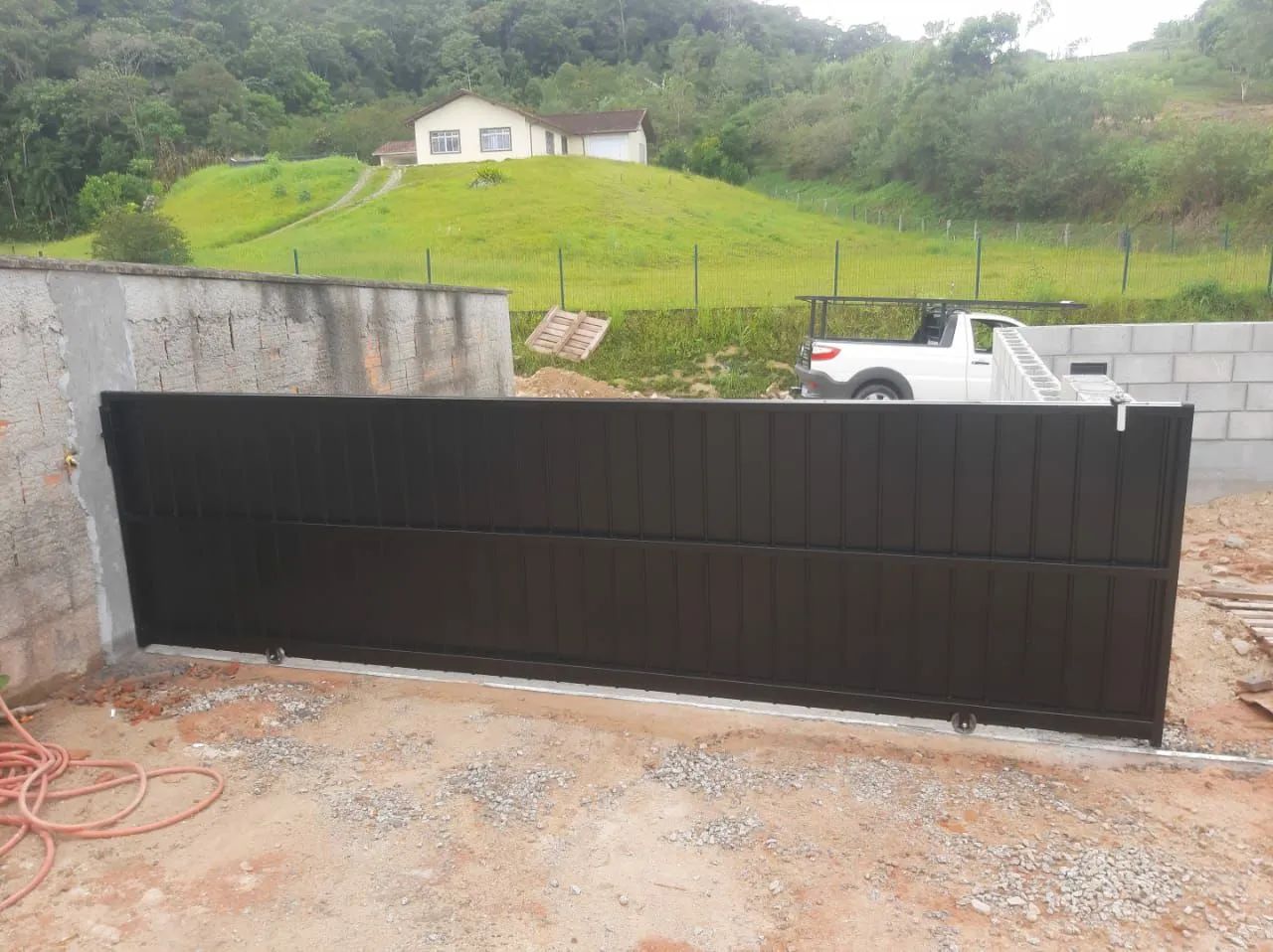 Portão de correr novo medidas 1.50x4.00 pintado em epox - Foto 3