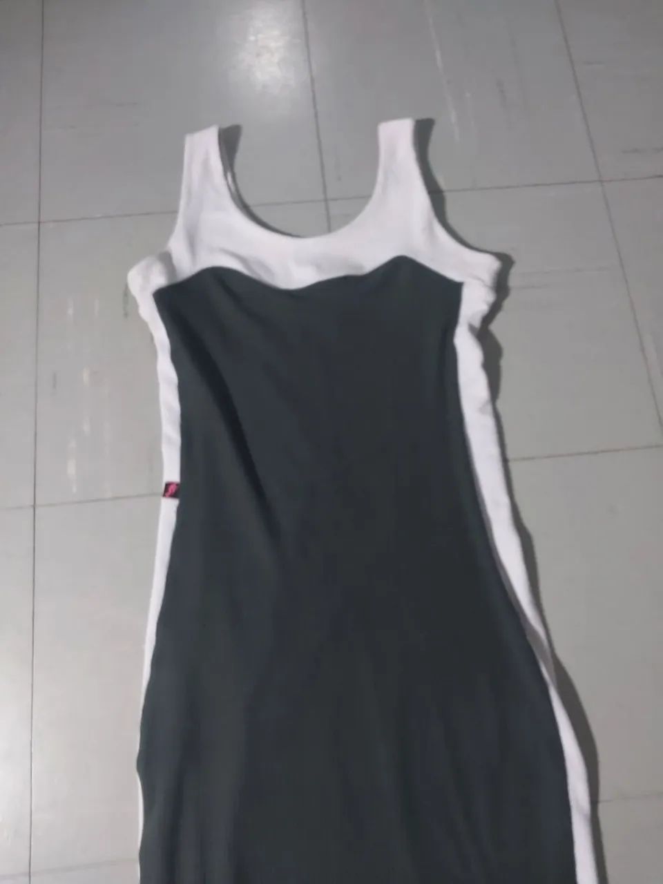 Vestido canelado verde com branco 