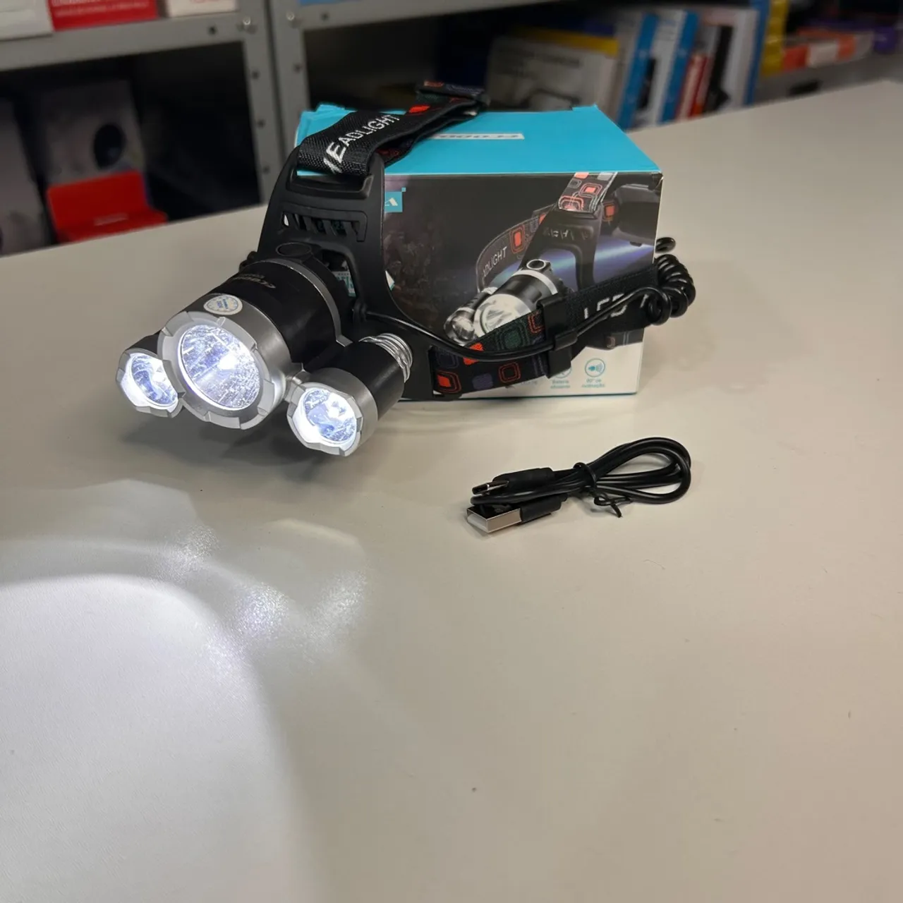 Lanterna de Cabeça Recarregável LED 3 Modos 3 Luzes