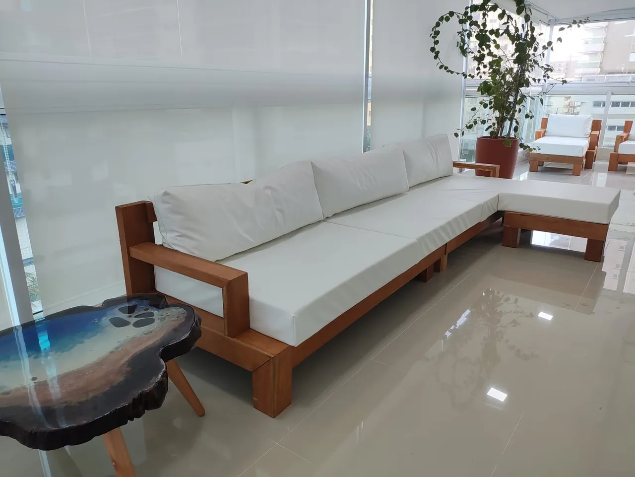 Conjunto de sofá com 2 poltronas em Madeira Maciça