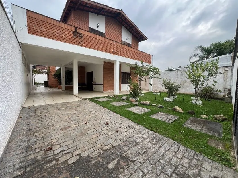 Sobrado com piscina e churrasqueira.