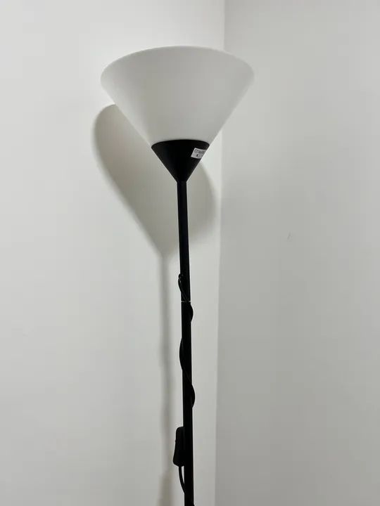 Luminária de chão com cúpula branca - Foto 3