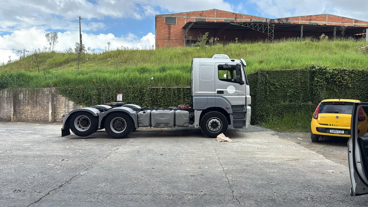 Caminhão Mercedes axor 2536 a