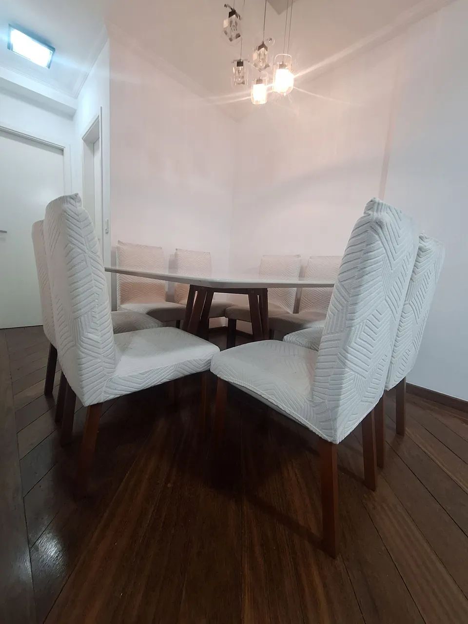 Mesa de Jantar em madeira maciça com 8 cadeiras