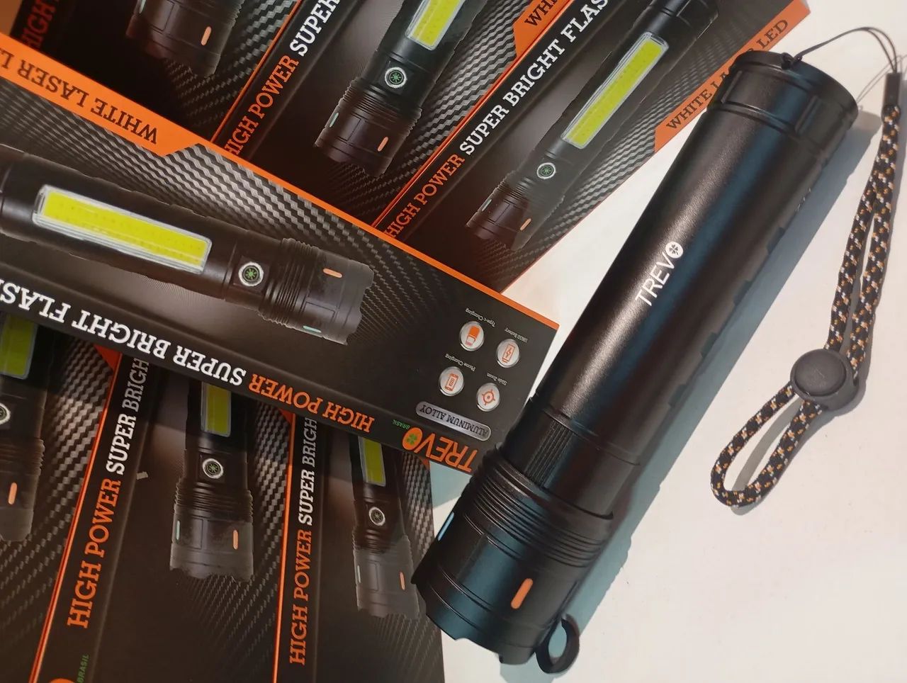 Lanterna Recarregável Trevo High Power Super Bright Flashlight - LED Branco - Foto 2