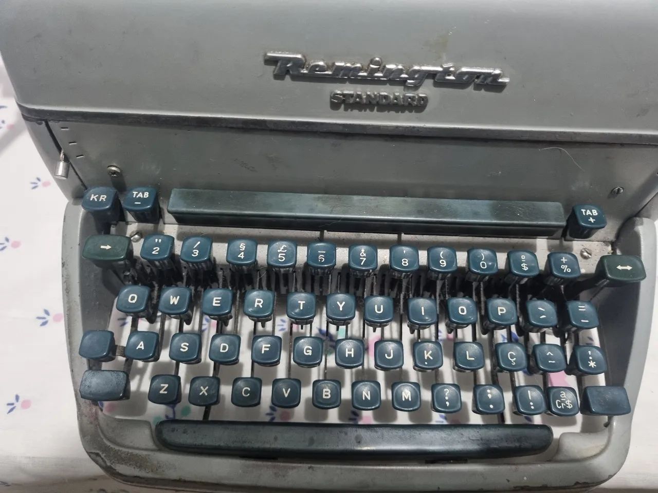 VENDO MAQUINA DE ESCREVER ANTIGA64706124563073122