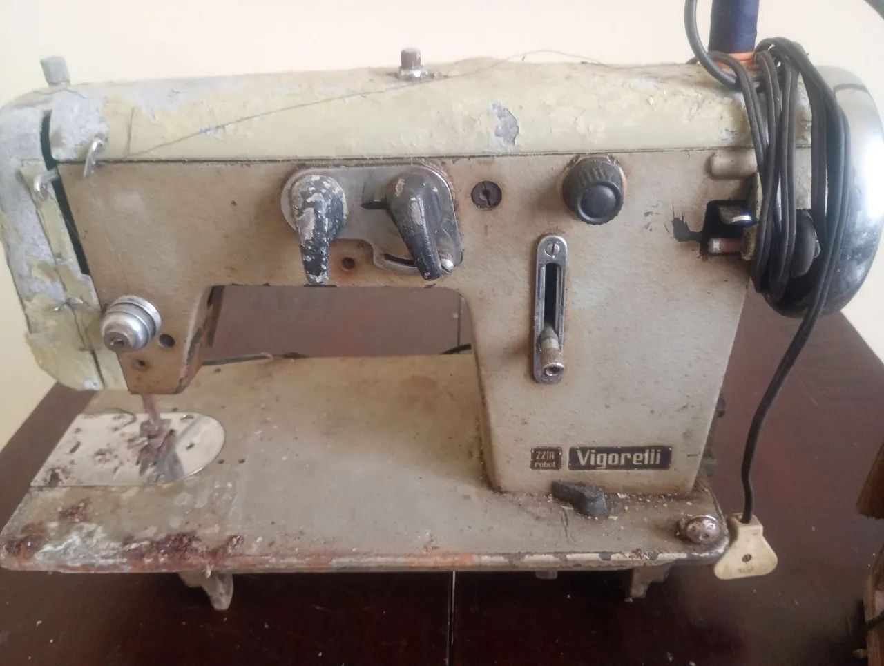 Máquina de costura antiga+não sei se funciona) - Foto 4