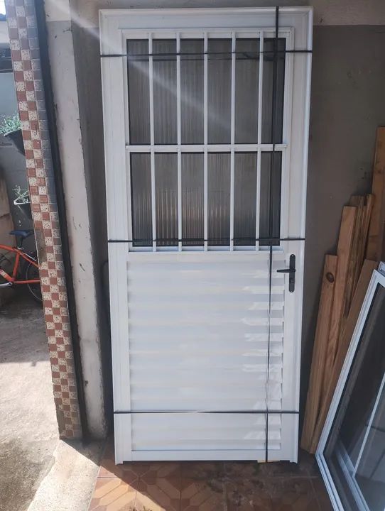 Porta social 210/80... branca esquerda 