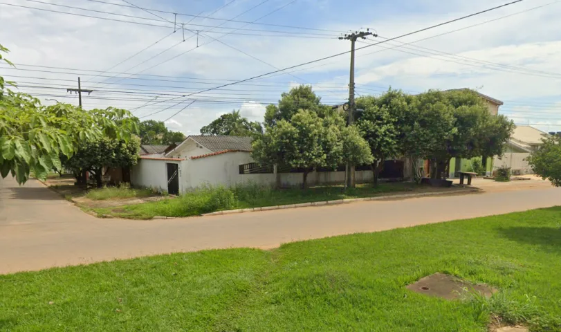 Casa de Esquina à venda com Grande Potencial Comercial na Av Jarú