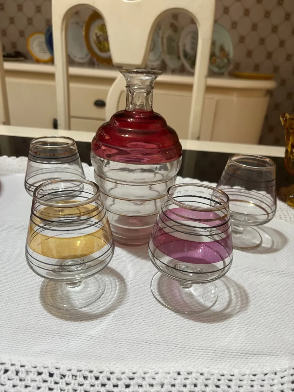 Bonita garrafa de licor com 4 copos, Decorativos