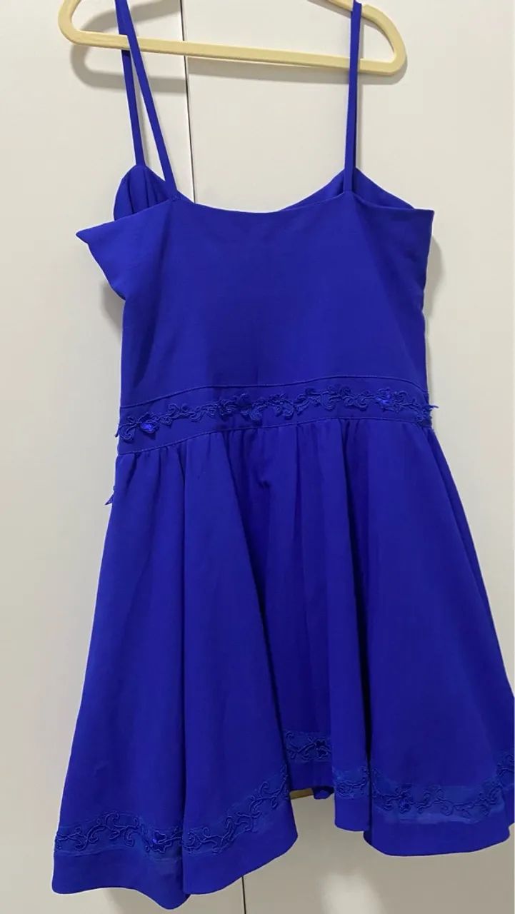Vestido curto azul com detalhes de renda  - Foto 4