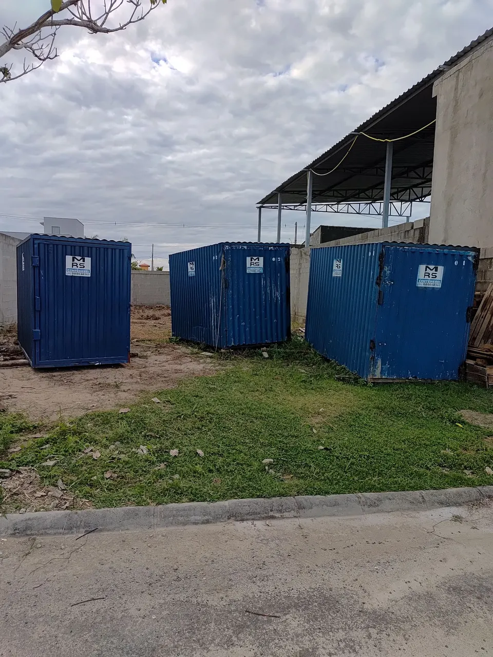 Contêineres para armazenamento, 09 container e um reboque de 3 metros emplacado.