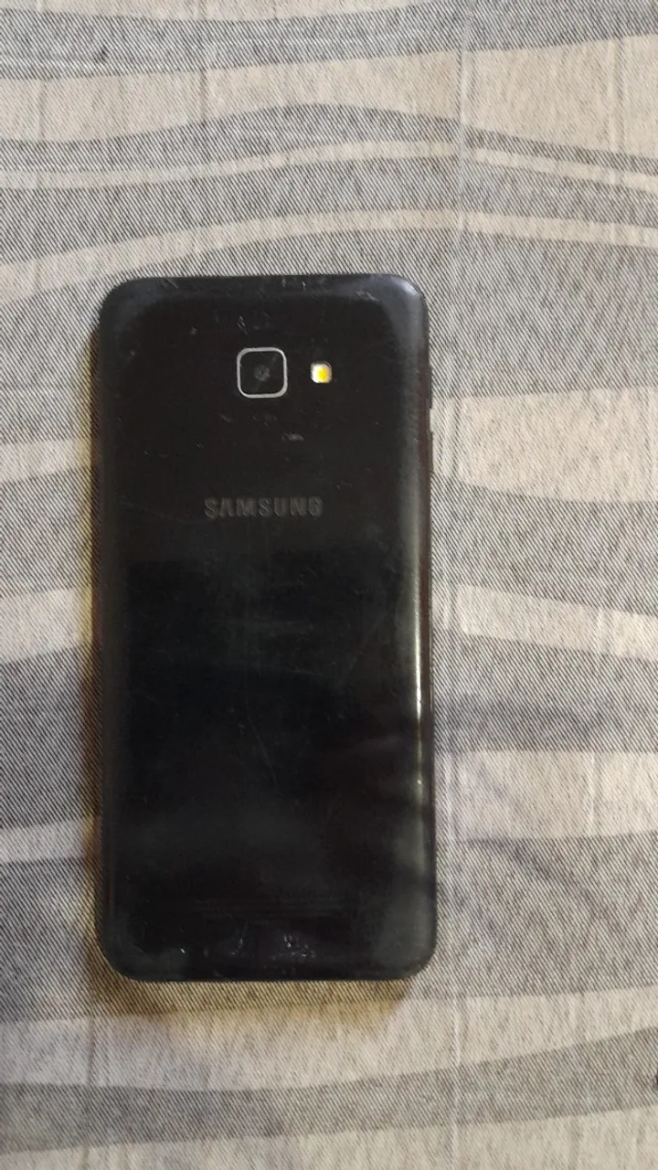 Vendo celular Samsung j4 Core em bom estado entrar em contato com o número *