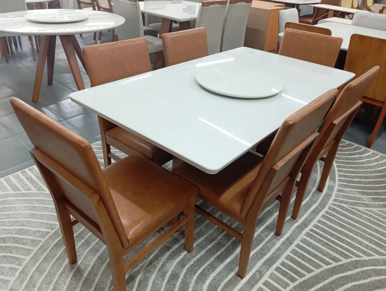 Mesa nova a pronta entrega e com cadeiras de madeira maciça  - Foto 2
