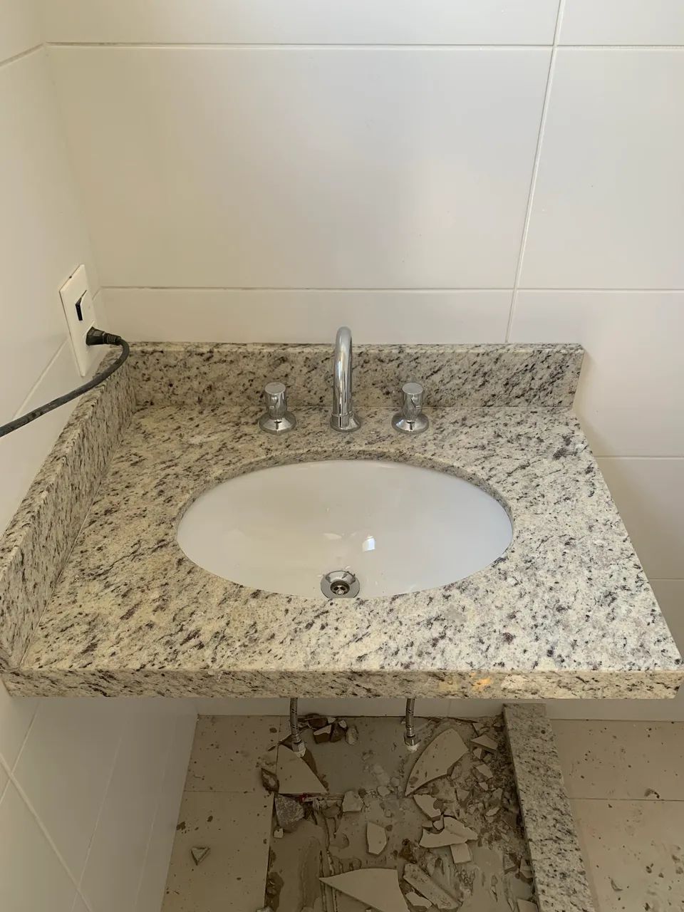 Duas pias em granito com torneira 