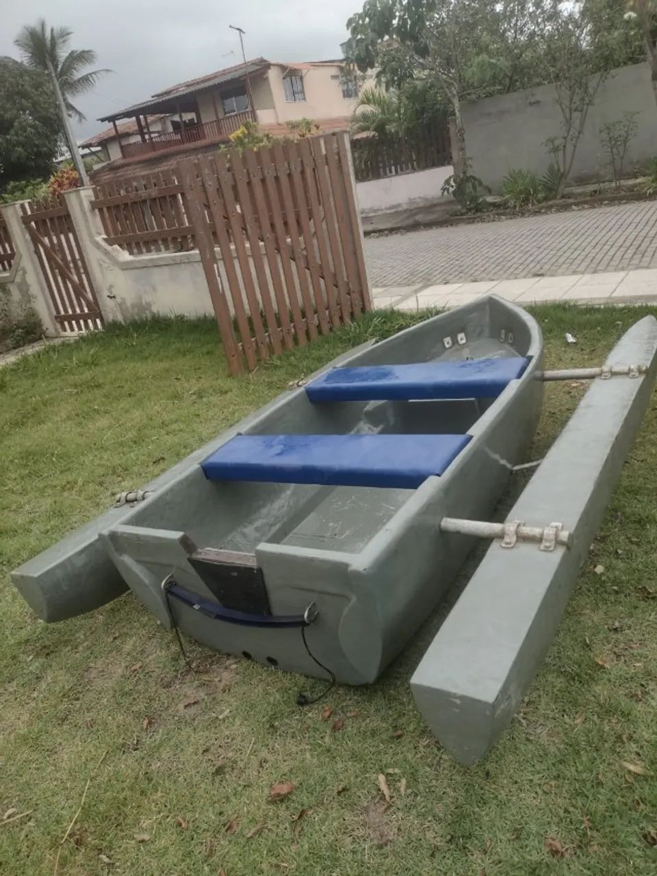 Barco de apoio para embarcação