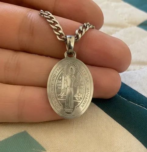 MEDALHA DE SÃO BENTO EM PRATA - ELEGÂNCIA, FÉ E PROTEÇÃO