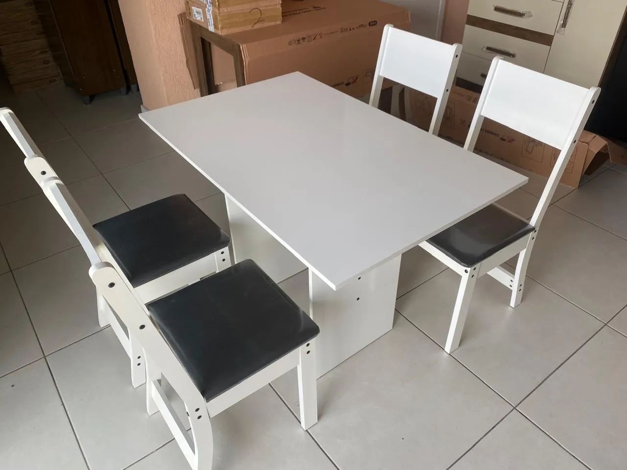 Mesa com 4 cadeiras - entrego hoje 