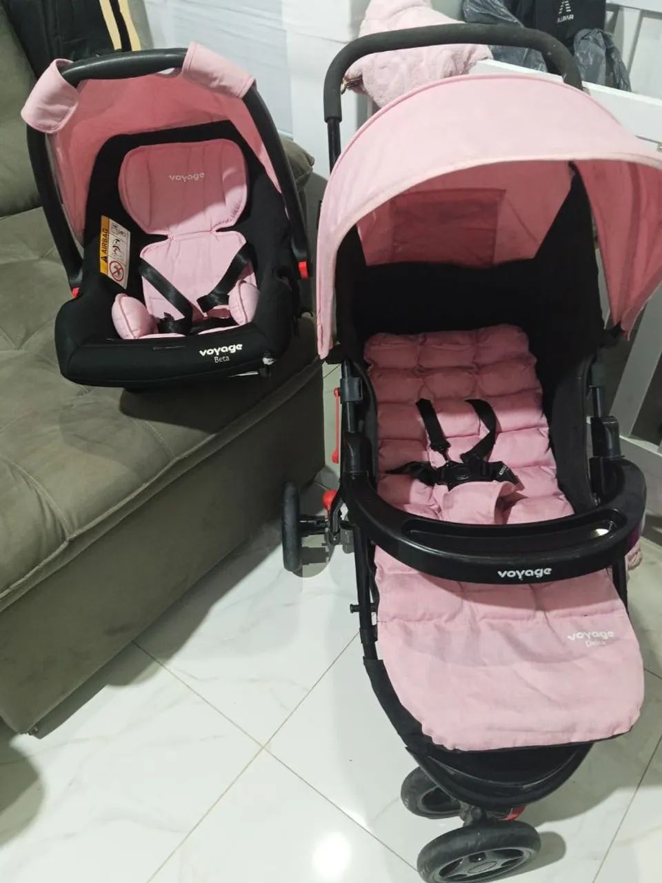 Carrinho e bebê conforto de menina 