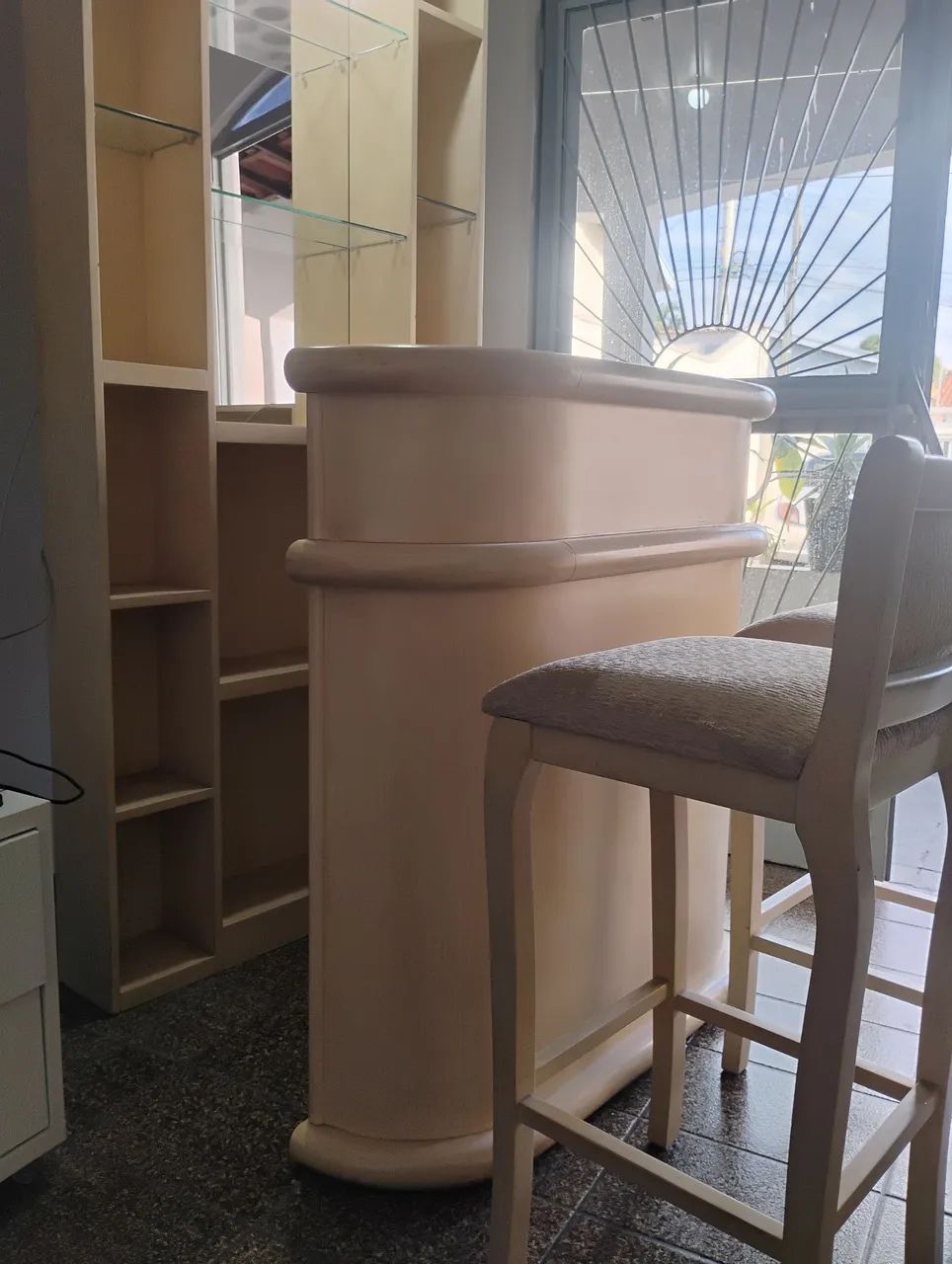 Barzinho antigo completo com 2 cadeiras. - Foto 5