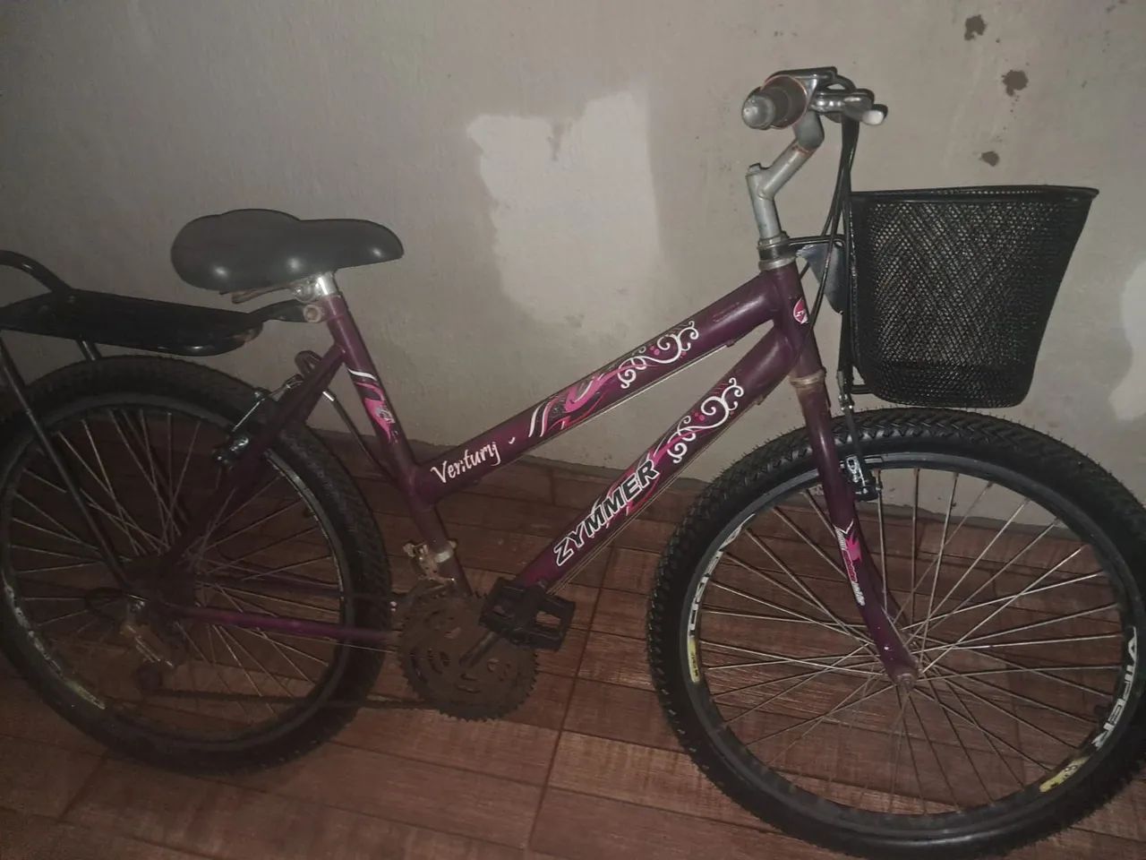 Bicicleta Aro 26 Roxa com Cestinha e Garupa - Ótimo Estado