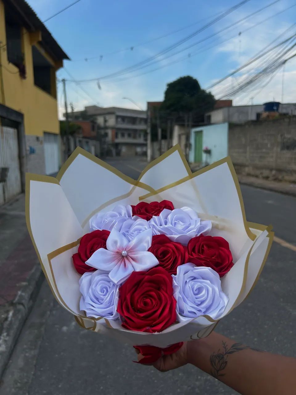 Vendo buquê de cetim feito a mão ? - Foto 4
