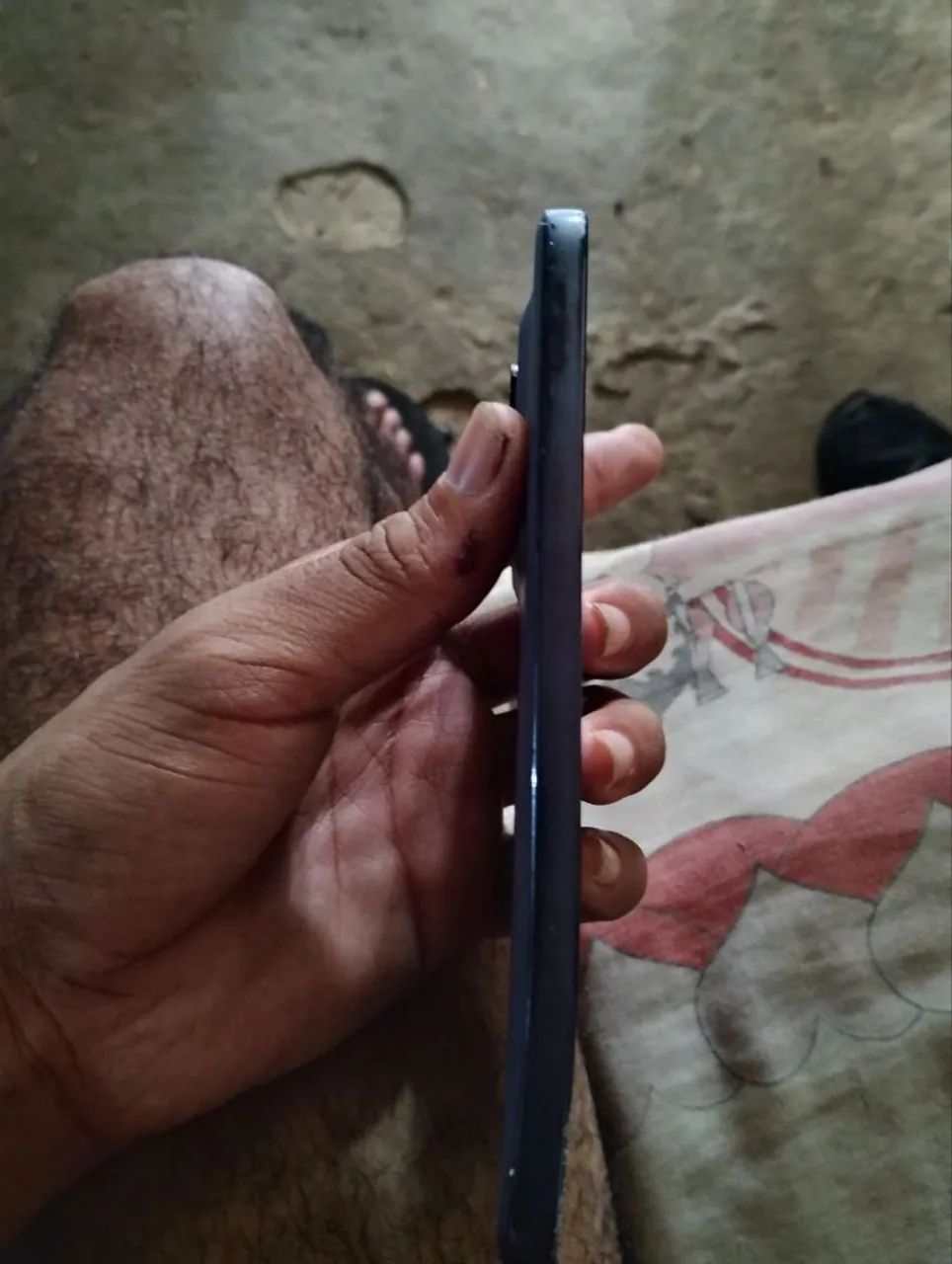 Moto Edge 60 neo com a tela trincada, empenada na parte inferior  - Foto 4