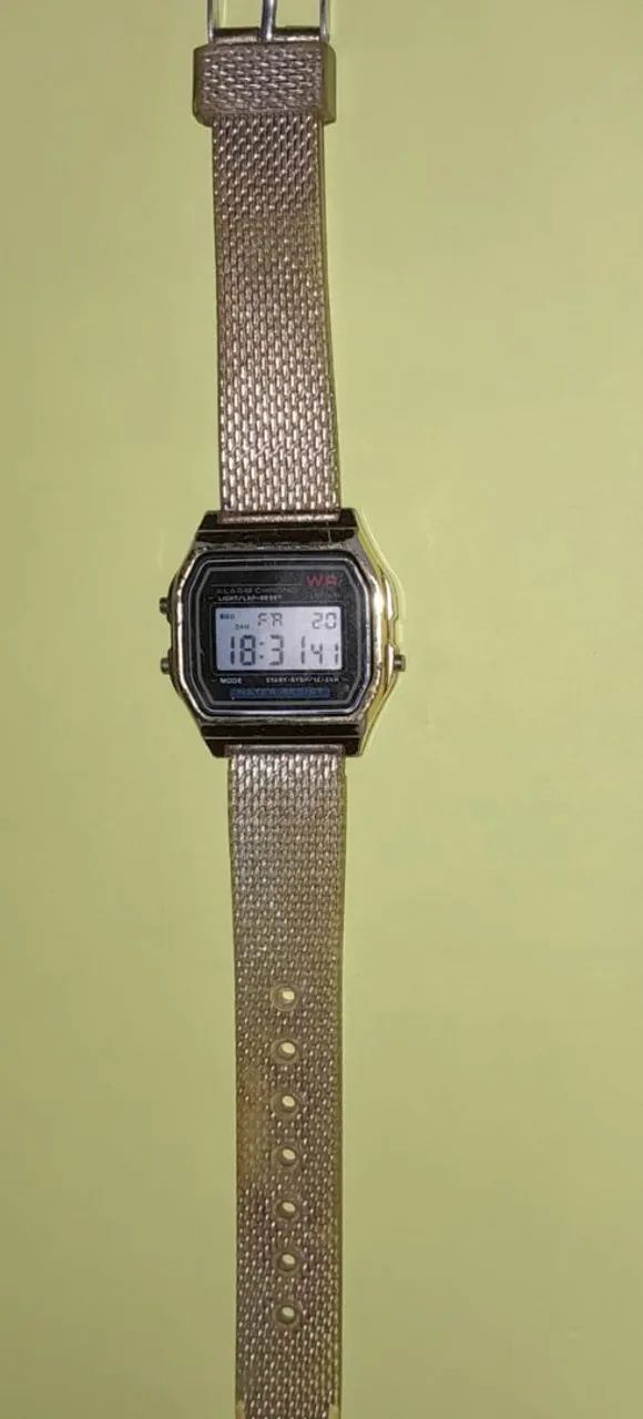 Relógio Digital Dourado Retrô Unisex - Estilo Vintage (Funcionando)