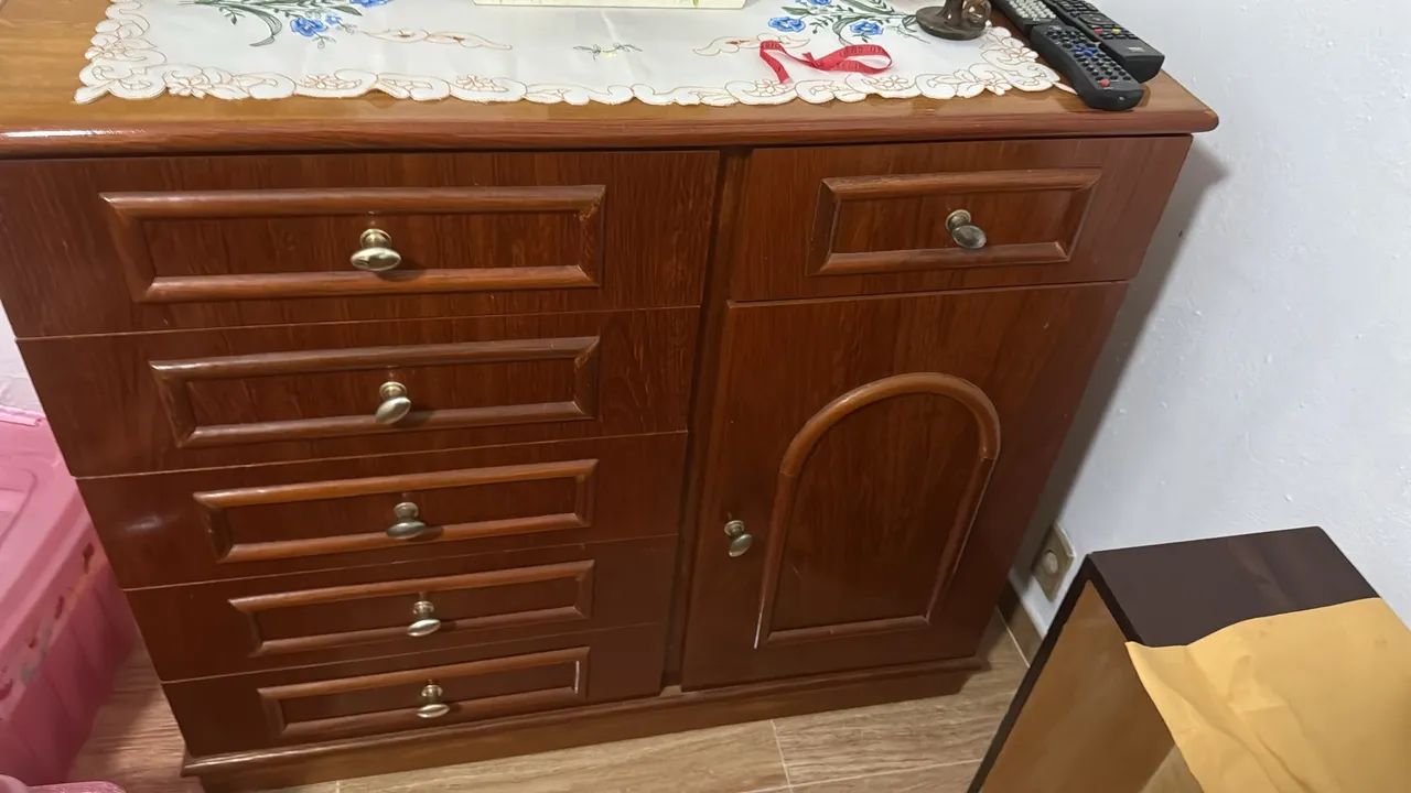 Cômoda com 6 gavetas e 2 prateleiras 